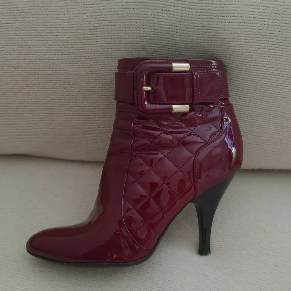 Burberry Quilted Patent Leather Ankle Boots Gold Buckle Maroon 35 1/2 5.5 $900+ - Picture 5 of 9